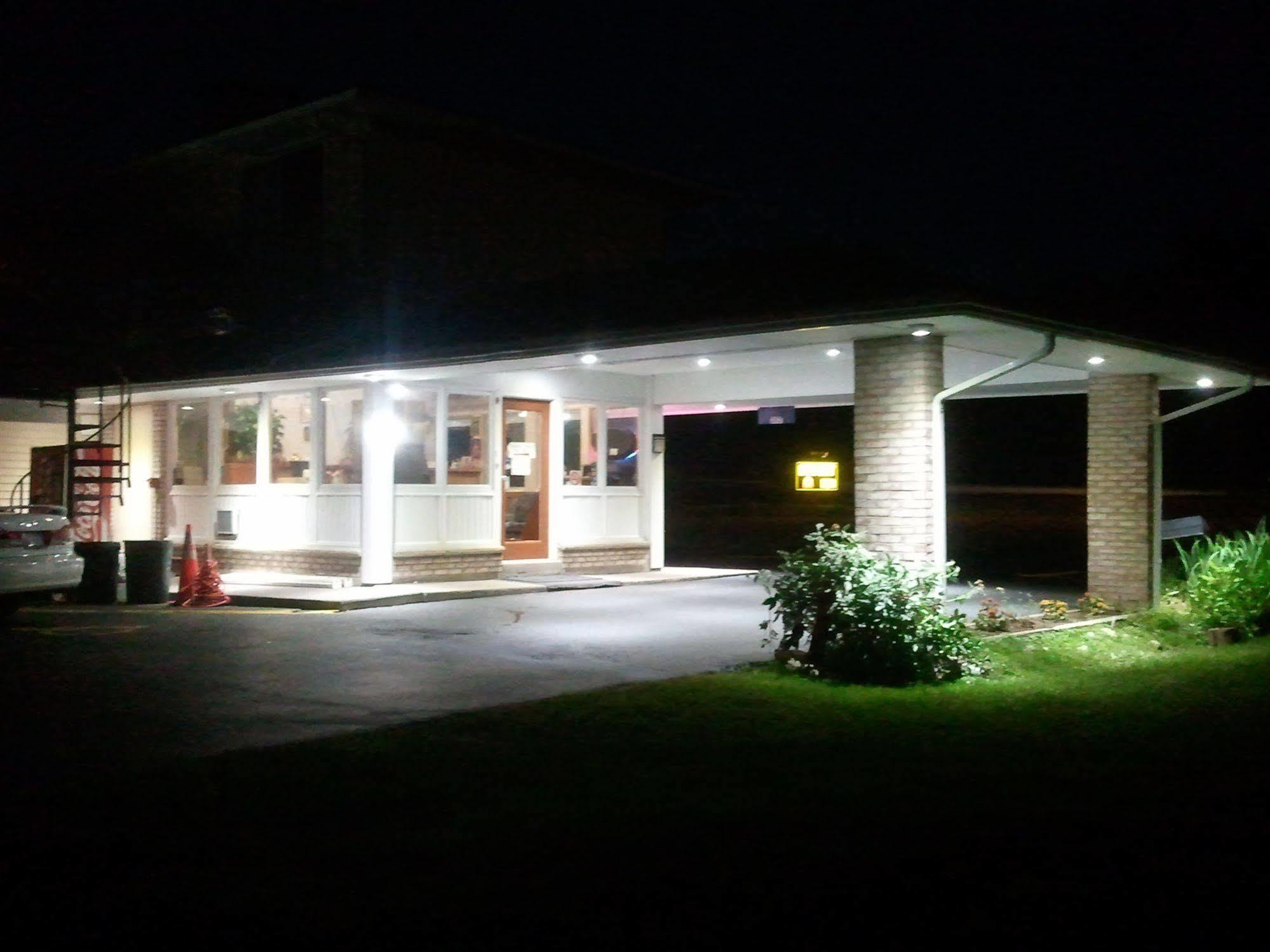 Budget Inn Fairport Exterior foto